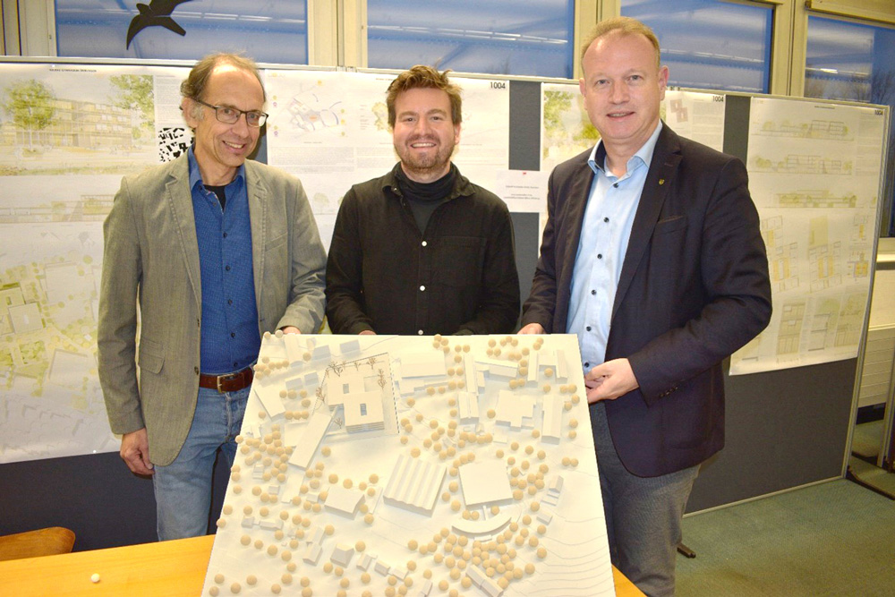 V.l. Hans Weber (Schulleiter Gymnasium Überlingen), Florian Hagmüller (Geschäftsführer Schaudt Architekten GmbH) und OB Jan Zeitler mit dem Siegerentwurf. Foto: Stadt Überlingen